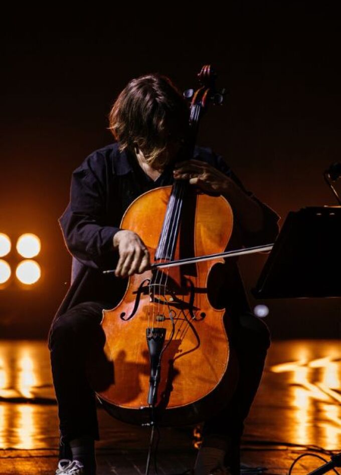 МИРОВЫЕ РОК-ХИТЫ НА ВИОЛОНЧЕЛЯХ. ATOMIC CELLOS В КЛУБЕ DOUGLAS