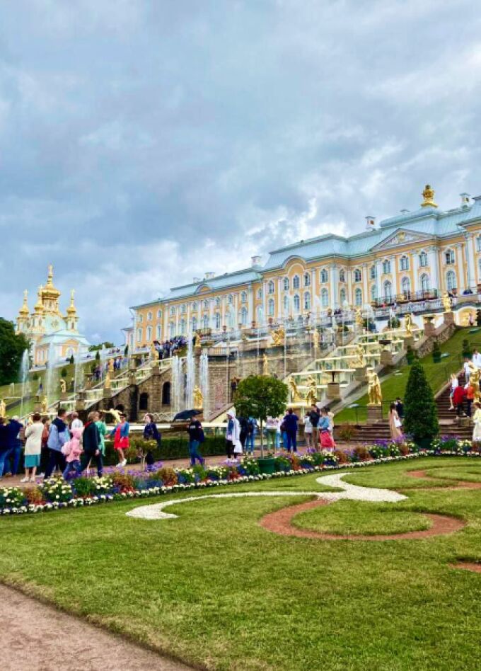 «Императорский Петергоф» экскурсия в Петергоф на скоростном судне, посещение Гротов большого каскада, Екатерининского корпуса и Нижнего парка фонтанов.