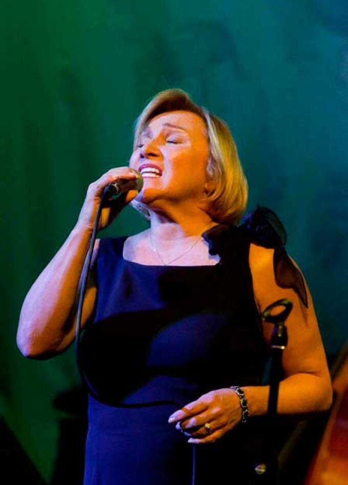 Мне декабрь кажется маем