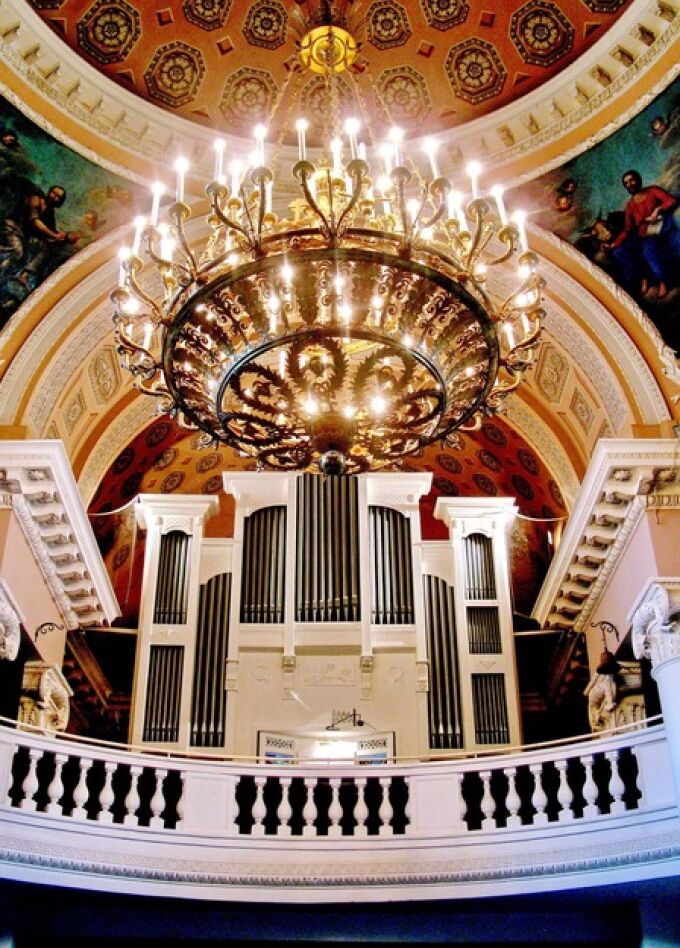 Орган и саксофон при свечах: от Времен года до ABBA