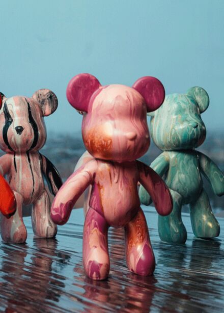 Роспись мишки Bearbricks в технике флюид-арт