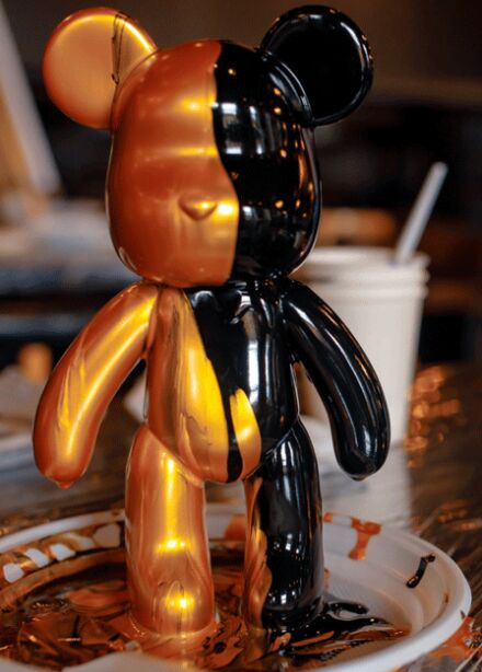 Роспись мишки Bearbricks в технике флюид-арт в Helen hotel