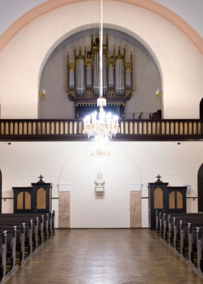 Фантастический орган при свечах