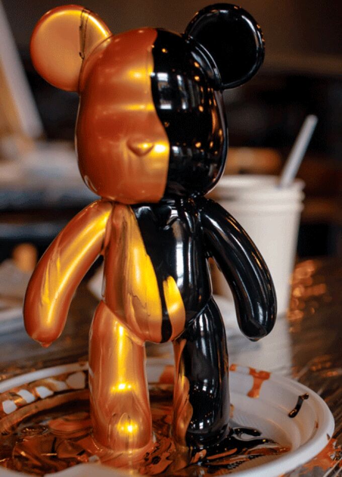 Роспись мишки Bearbricks в технике флюид-арт в Helen hotel