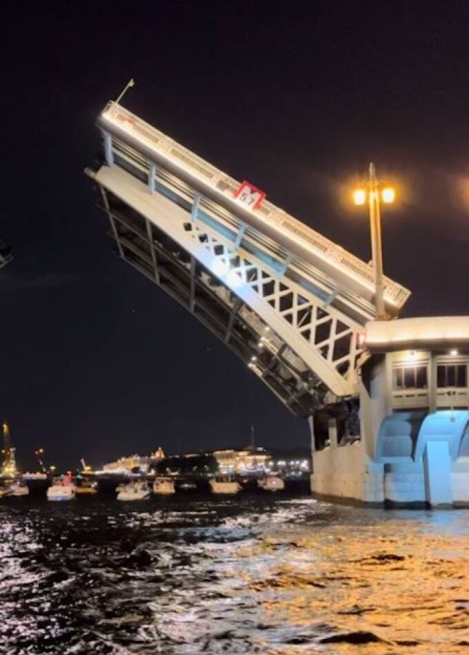 Четыре разводных моста на катере